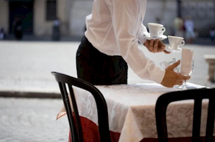 Ispovijest konobarice poznatog kafića: ‘Mušterije se na nas izderavaju i prijete da će nam srediti otkaz’