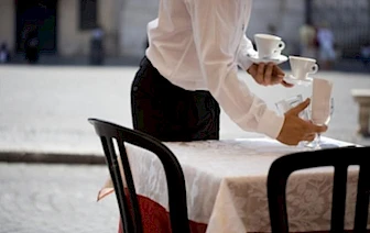 Ispovijest konobarice poznatog kafića: ‘Mušterije se na nas izderavaju i prijete da će nam srediti otkaz’