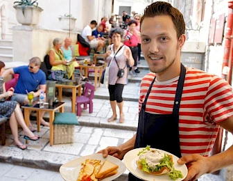 KAKVE SU U HRVATSKOJ PLAĆE I GDJE SU NAJBOLJE? Radnici u turizmu i ugostiteljstvu imaju 21 posto nižu plaću od prosječne